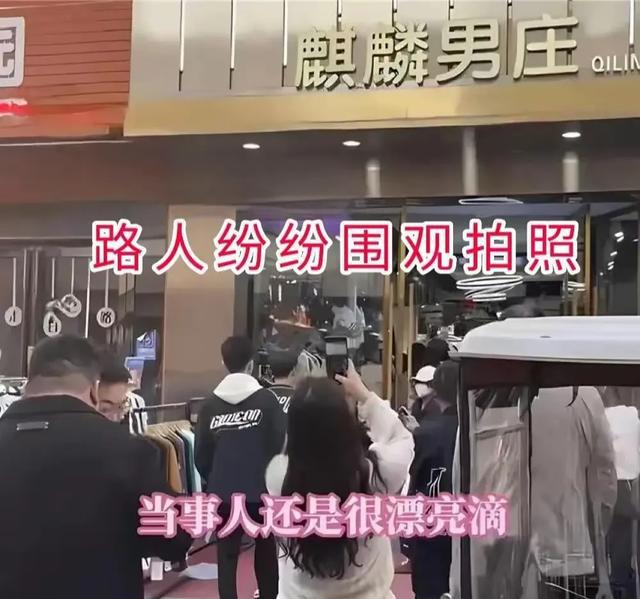 在其店前发饮料搞直播：高手之间的较量凯发k8国际河南一女子报复闺蜜小三(图3)