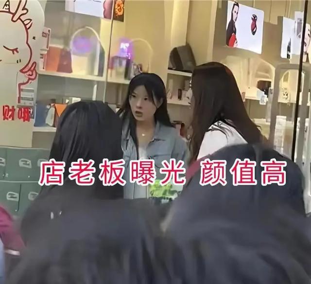 在其店前发饮料搞直播：高手之间的较量凯发k8国际河南一女子报复闺蜜小三(图4)