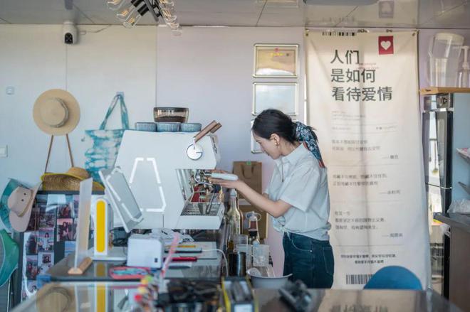 美女嫁到丽江后竟拿屋顶来赚钱！K8凯发登录【读本头条】重庆(图13)
